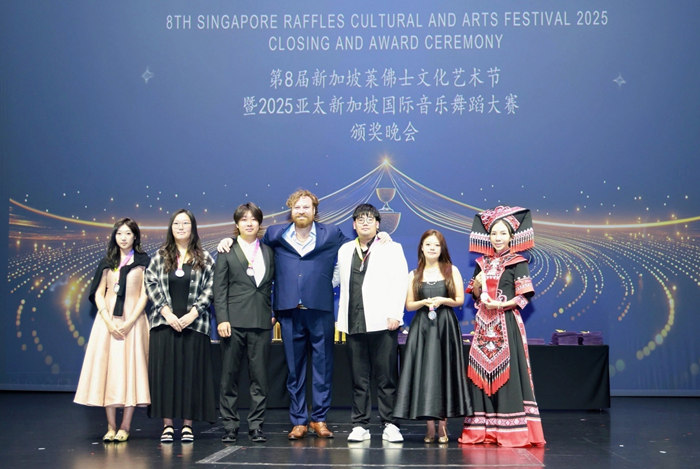 图2：匈牙利歌剧院首席艺术家莫尔纳·莱文特为银奖选手颁奖（右一为覃晓娜老师）.jpg